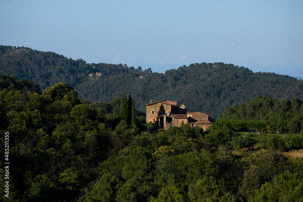 Mas provençal, villa en pierre typique, sur le sommet d'une montagne boisée et sauvage. France.