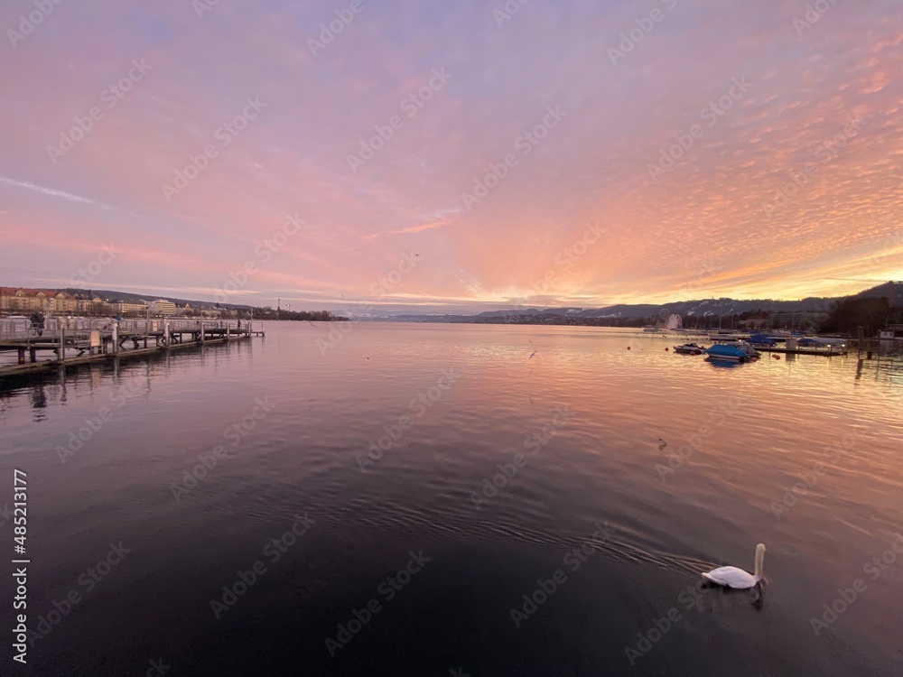 Fototapeta premium sundown on Lake Zurich with a panoramic view of the mountains