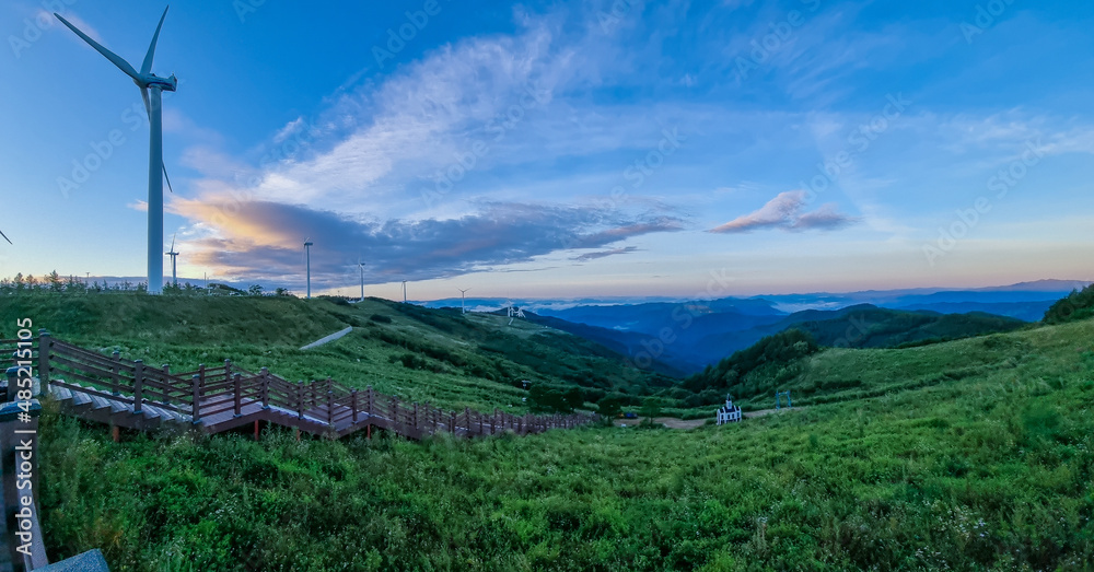 풍력발전기가 있는 구름이 이쁜 푸른 하늘 배경(Beautiful blue sky background with clouds and wind turbines) 풍력발전기가 있는 구름이 이쁜 푸른 하늘 배경(Beautiful blue sky background with clouds and wind turbines)