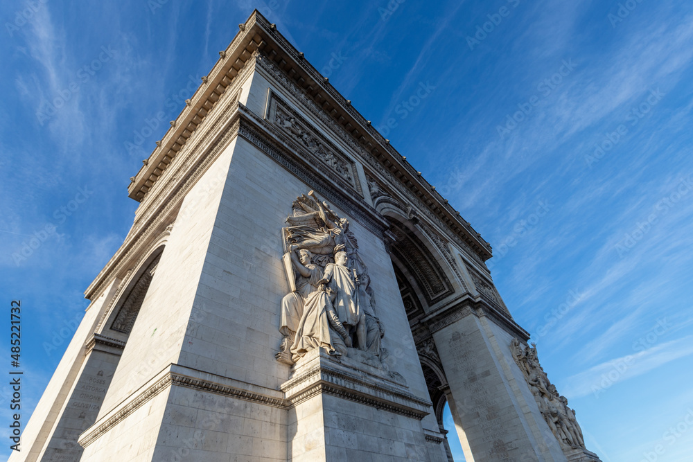 Obraz premium arc de triomphe in paris with blue sky