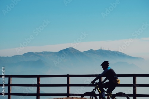 Ragazzo in bicicletta in montagna photo