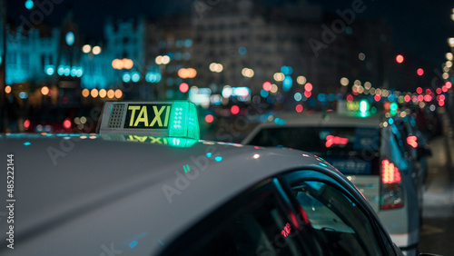 Taxi at night.  © VíctorRod 