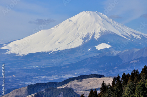 丹沢山地の高松山山頂から望む 雪化粧の富士山 