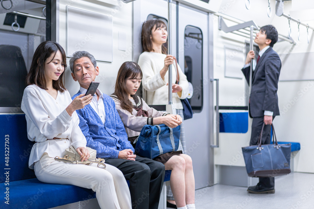 電車移動をする人々 電車移動をする人々
