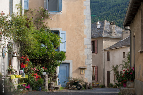 Village fleuri et calme dans une vallée tranquille. Rue aux maisons anciennes avec de la vigne vierge. Montagne des Cévennes, France.