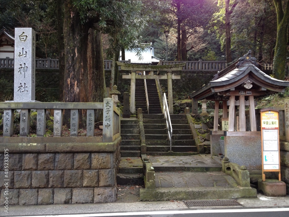 山の中の神社