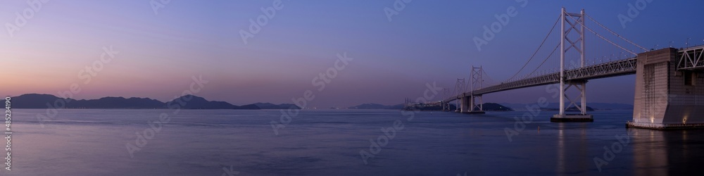 ピンク色に染まる日没直後の瀬戸大橋のパノラマ情景＠香川