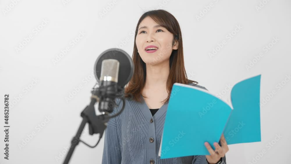 アフレコをする若い女性 アフレコをする若い女性