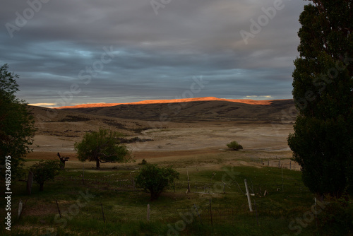 Luz de atardecer sobre las colinas en patagonia argentina