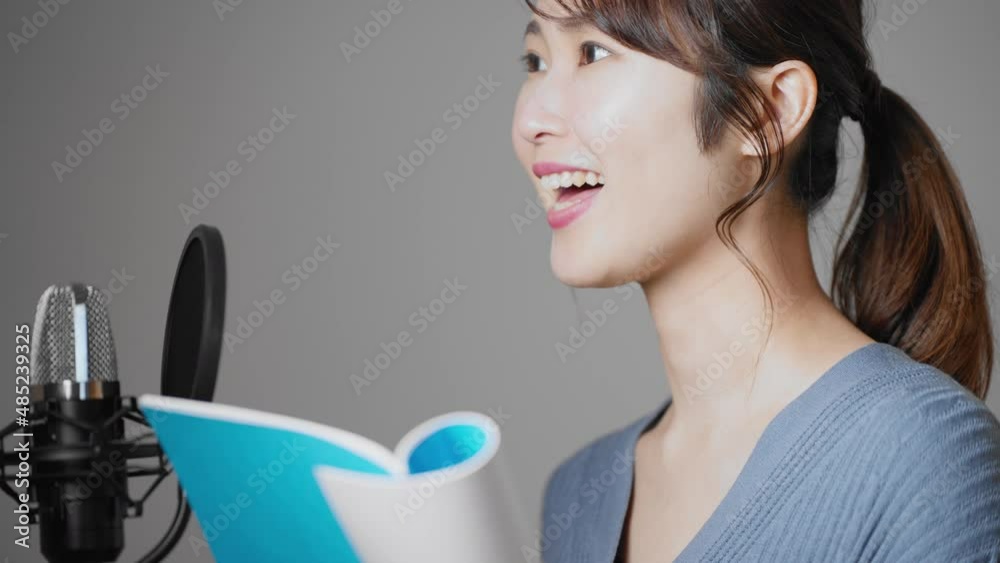 アフレコをする若い女性 アフレコをする若い女性
