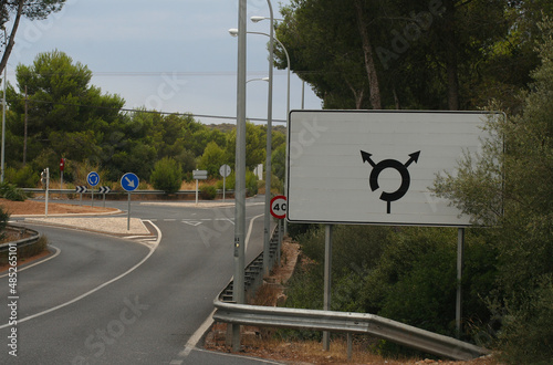 Mallorca Kreisverkehr ländlich Asphaltstraße Wald Gebüsch bedeckter Himmel