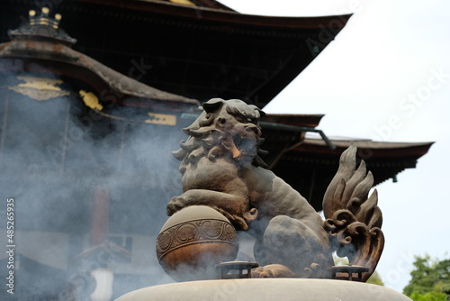 常香炉の上で煙を吐く獅子像（長野県善光寺）