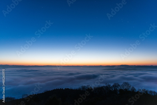 三次の雲海と星