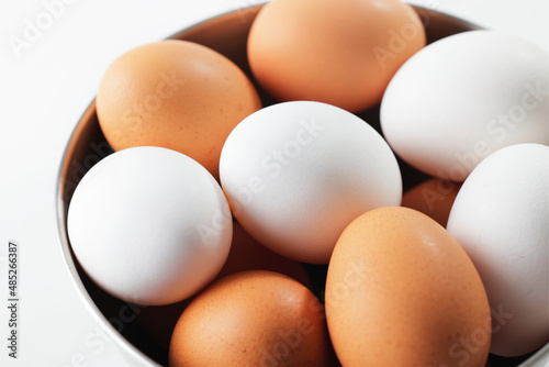 白と茶色の卵の盛り合わせ