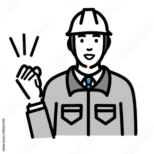 笑顔でガッツポーズをしているヘルメットをかぶった現場作業員の男性
