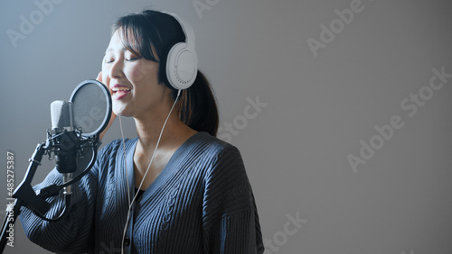 Cuadro en lienzo 歌の収録をする若い女性
