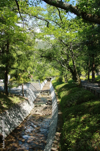 日本一低い谷中中央分水界がある水分れ公園を流れる川（兵庫県丹波市氷上町石生)