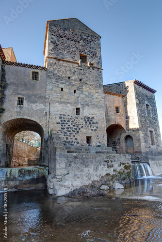 L'ancien moulin à grains de Saint Thibery dans le département de l'Hérault en Occitanie - France