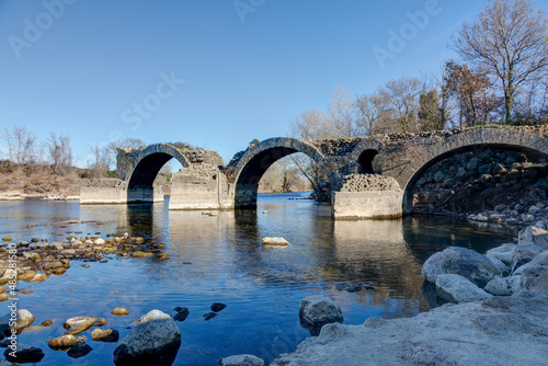 Le pont romain de Saint THibery dans le département de l'Hérault en Occitanie - France photo