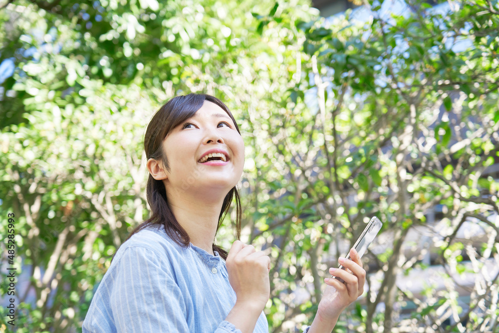 女性 スマホ 屋外 女性 スマホ 屋外