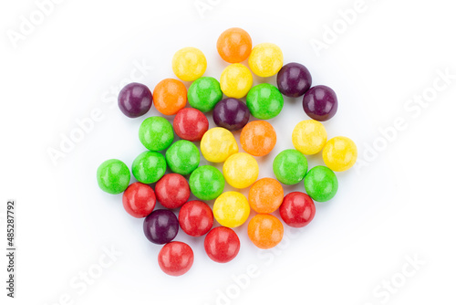 Fotografia The multicolor flavored fruit candies on white background.