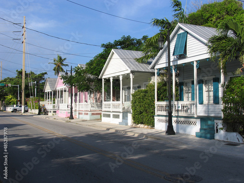 Schöne farbige Häuser (Babalo Cottage) in der Truman Avenue auf Key West, Florida, USA  -- 
Beautiful colored houses (Babalo Cottage) on Truman Avenue on Key West, Florida, USA
 photo