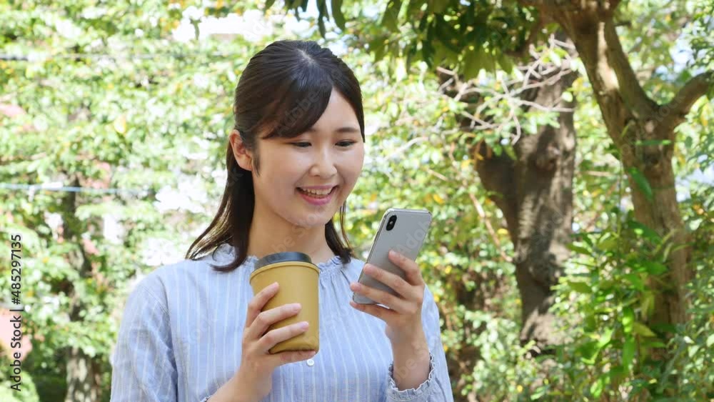 女性　スマホ　屋外