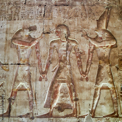 Foto A Wall Carving of the temple of Seti I in Abydos, with gods Anubis and Horus