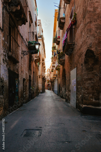 Fototapeta Naklejka Na Ścianę i Meble -  Sunlit alleyway in the old town of Taranto