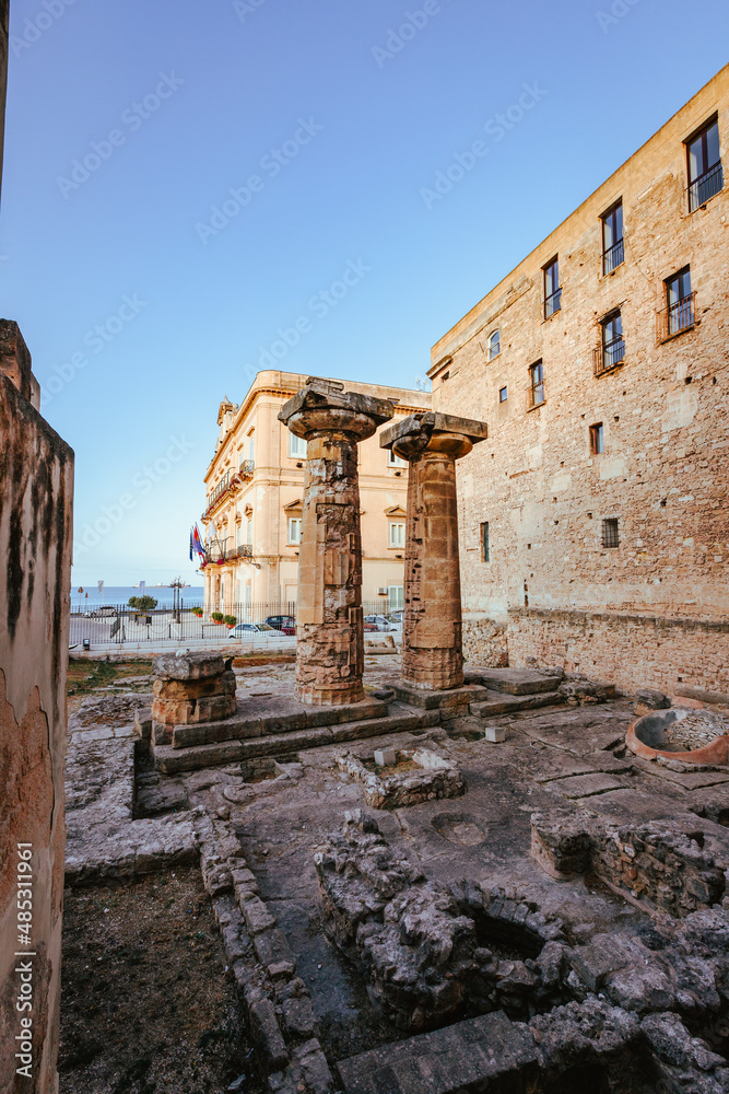 Obraz premium Greek columns from the Temple of Poseidon in Taranto, vertical