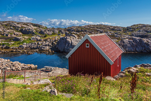 Rote Hütte auf der Halbinsel Lindesnes in Norwegen photo