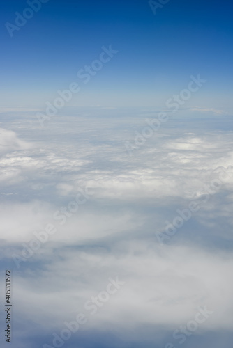 Fototapeta Naklejka Na Ścianę i Meble -  vu aérienne sur mer de nuage et océan