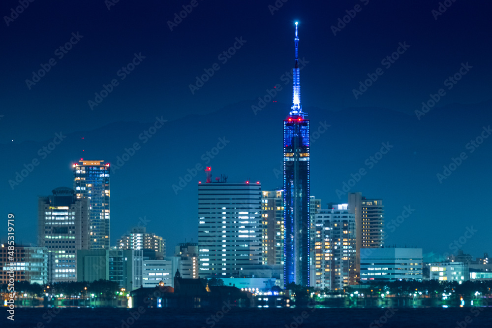 Naklejka premium 志賀島から見る福岡の百道浜ビル街の都市夜景