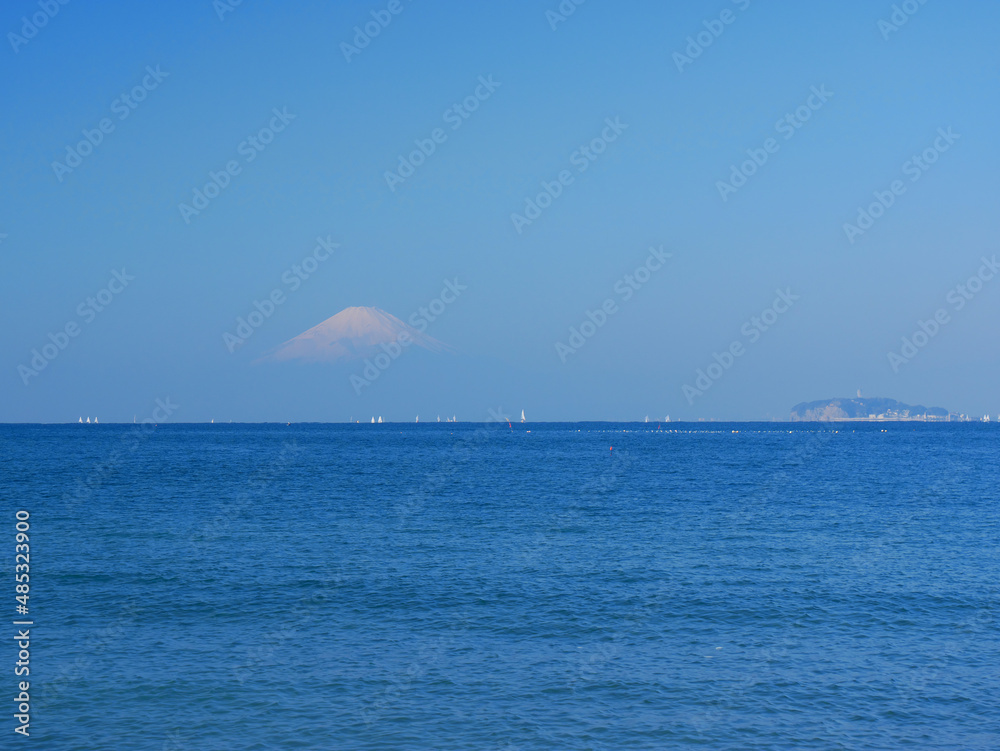 日本、神奈川県、森戸海岸から見る富士山と江ノ島
