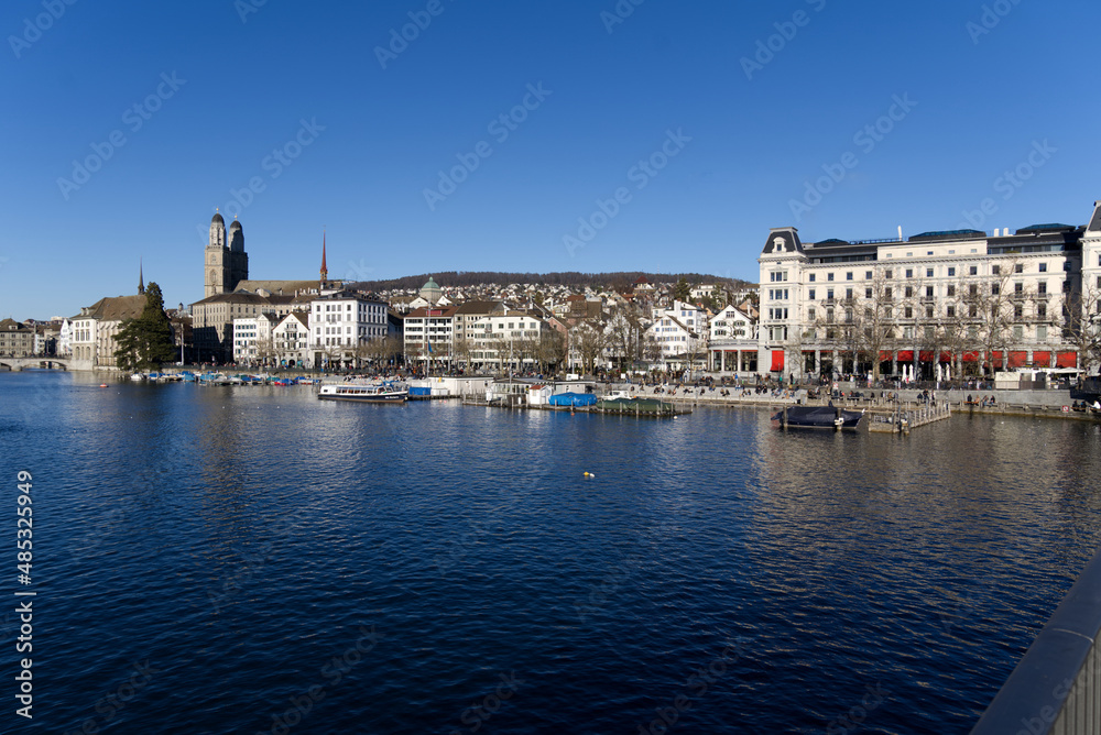 Obraz premium Skyline of the old town of Zürich on a sunny winter afternoon with river Limmat in the foreground. Photo taken February 5th, 2022, Zurich, Switzerland.