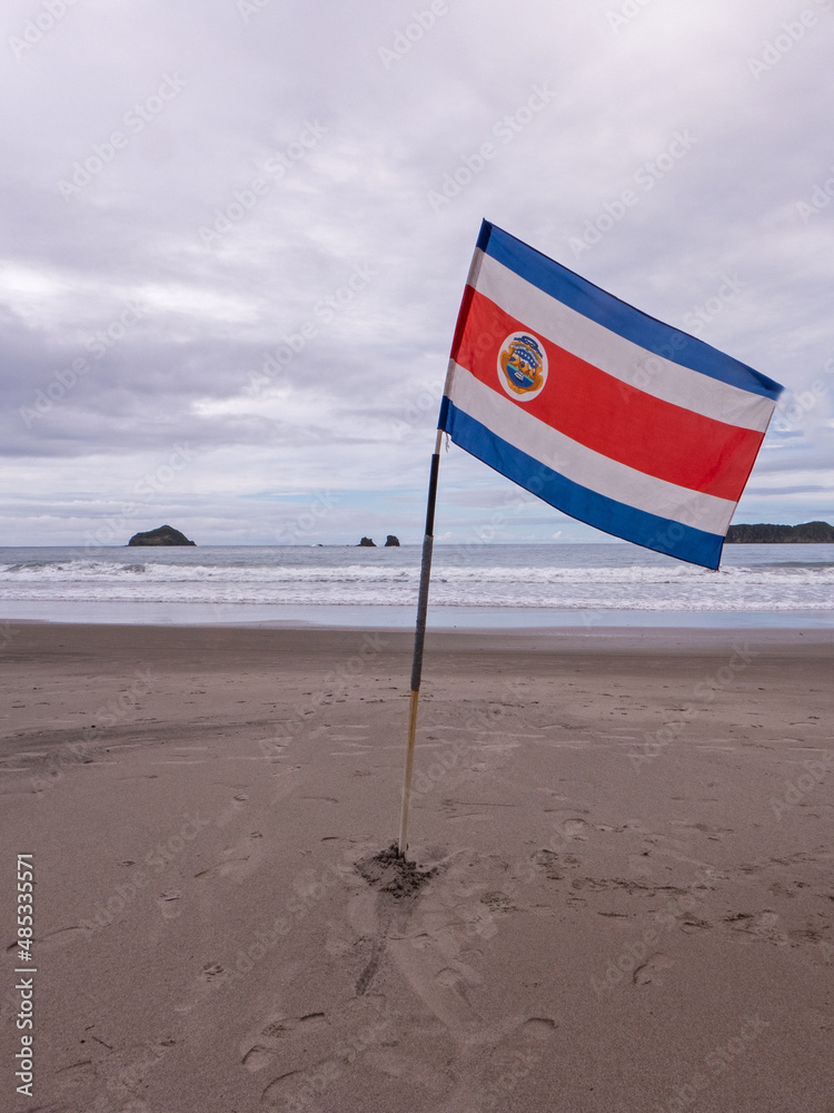 Die Fahne von Costa Rica am Strand von Manuel Antonio,