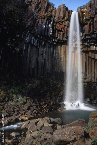 Cascata di Svartifoss nel parco nazionale di Vatnajokull  Islanda