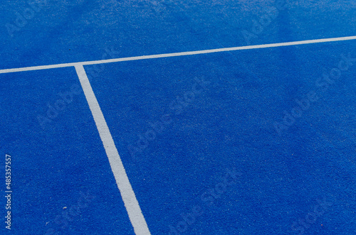 White lines of a blue paddle tennis court © Vic