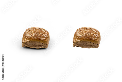 gesundes Walussbrötchen frisch gebacken mit Mehl darauf isoliert auf weißem hintergrund photo