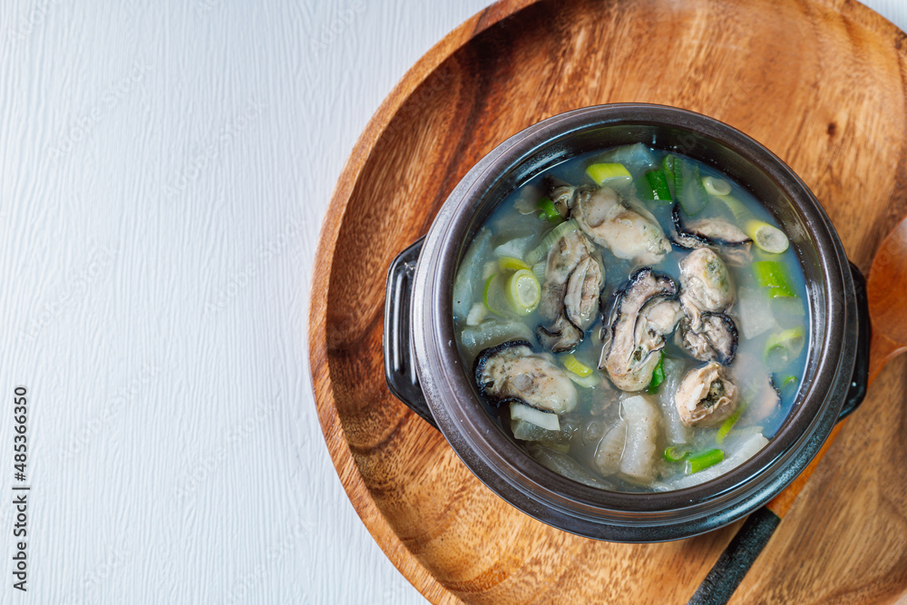 Gulguk, Korean style oyster soup : made by boiling fresh oysters with radish, bean curd, onion, anchovy, and mushroom. Add brown seaweed and chive to the soup to remove the fishy smell oysters are kno - obrazy, fototapety, plakaty 