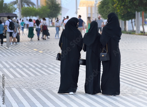 Drei Arabische Frauen in traditioneller schwarzer Kleidung beim Bummeln