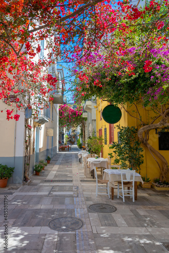 Altstadt von Nafplio  Gasse mit Blumen - Nafplio  Peloponnes  Griechenland