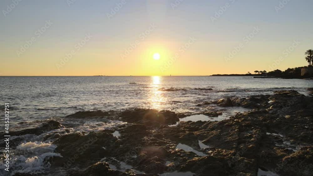 au dessus des vagues au lever du soleil - Côte d'Azur au dessus des vagues au lever du soleil - Côte d'Azur