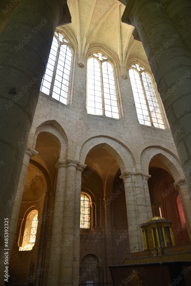 Intérieur de l'église romane Saint-Jean de Montierneuf de Poitiers. France