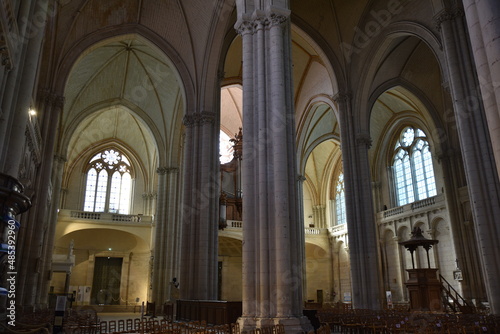 Voûtes gothiques de la Cathédrale Saint-Pierre de Poitiers. France
