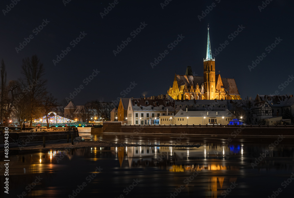 Piękne miasto Wrocław z fotografowane nocą.