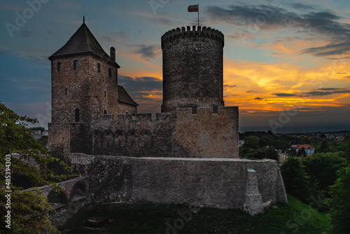 Zamek Będziński – średniowieczna warownia obronna wzniesiona w połowie XIV wieku przez Kazimierza Wielkiego w systemie tzw. Orlich Gniazd w Małopolsce, 4,5 km od granicy ze Śląskiem, na wzgórzu nad Cz photo