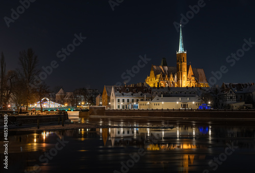 Piękne miasto Wrocław widok z błoni na Ostrów Tumski z fotografowane nocą.