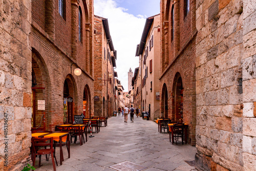 Fototapeta Naklejka Na Ścianę i Meble -  Narrow street in the historic town of San Gimignano Italy