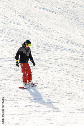 snowboardzista zjeżdżający ze stoku